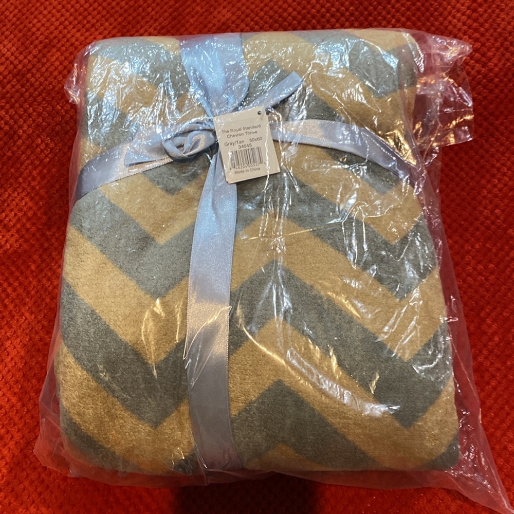 NWT The Royal Standard Chevron Patterned Throw Blanket 50x60 - Picture 3 of 4